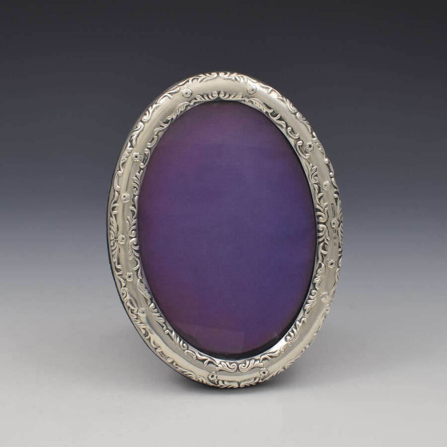 Lovely Victorian Art Nouveau Embossed Silver Oval Photo Frame Photograph