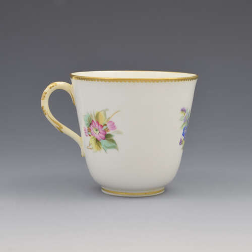 Lovely Victorian Royal Worcester Porcelain Hand Painted Autumnal Floral Cup & Saucer 8173
