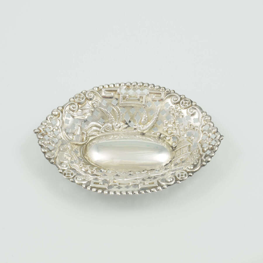 Pretty Edwardian Pierced Silver Trinket Dish Chinoiseries Scenes